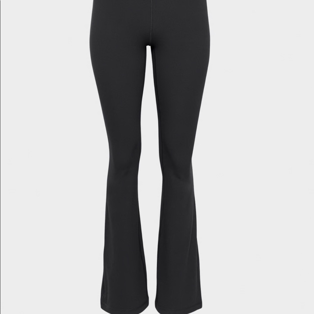Aritzia BUTTER New Cheeky Flare Hi-Rise Legging in black! Size 2!